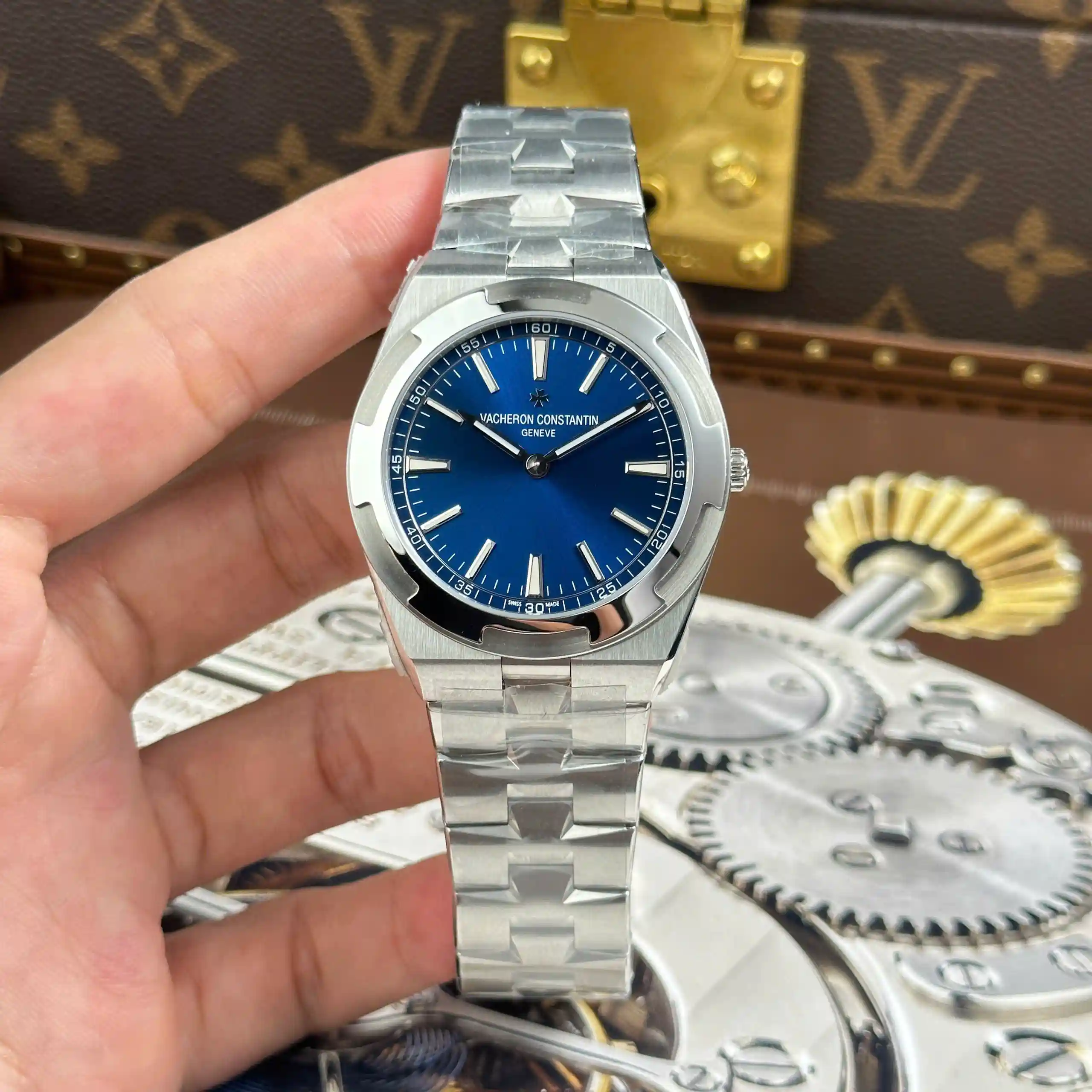 z7451498384486_c716a4a4dad35dbb2ef30c86a728ef7b Vacheron Constantin Overseas Ultra-Thin 2000V Blue – VIP Version - Image 1