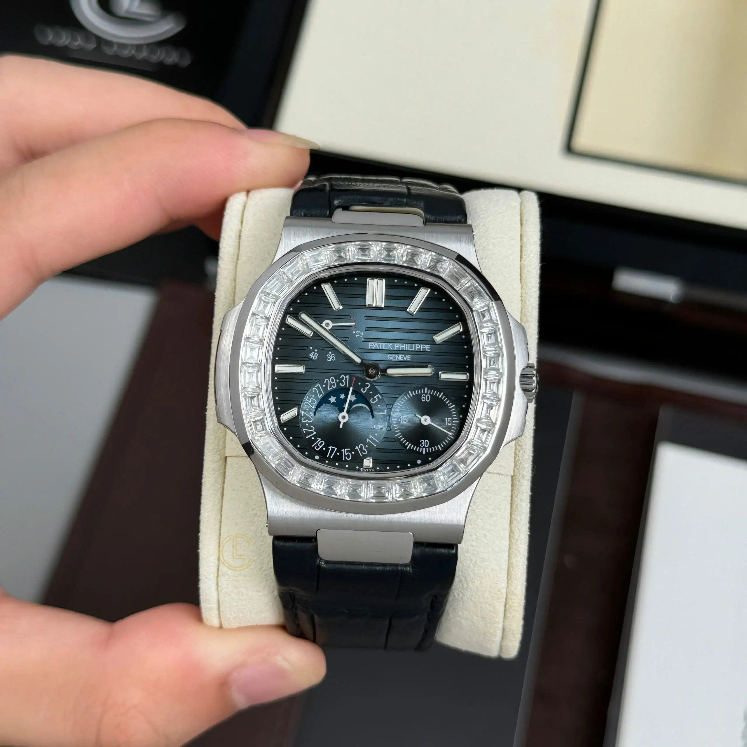 dongho2-ninhbinhweb-top-XRE26TDPnLkjhRX Patek Philippe Nautilus 5722G-001 40mm Custom Moissanite Baugette Blue Dial – Handcrafted Diamond - Image 1