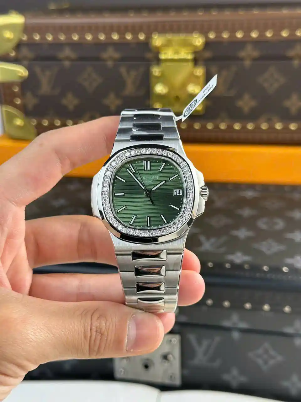 z6840399646570_c8a7ec5c21a0ef80fdb6c50cd27abc45 Patek Nautilus 5713G Green Dial 40mm Moissanite – Handcrafted Diamod - Image 1